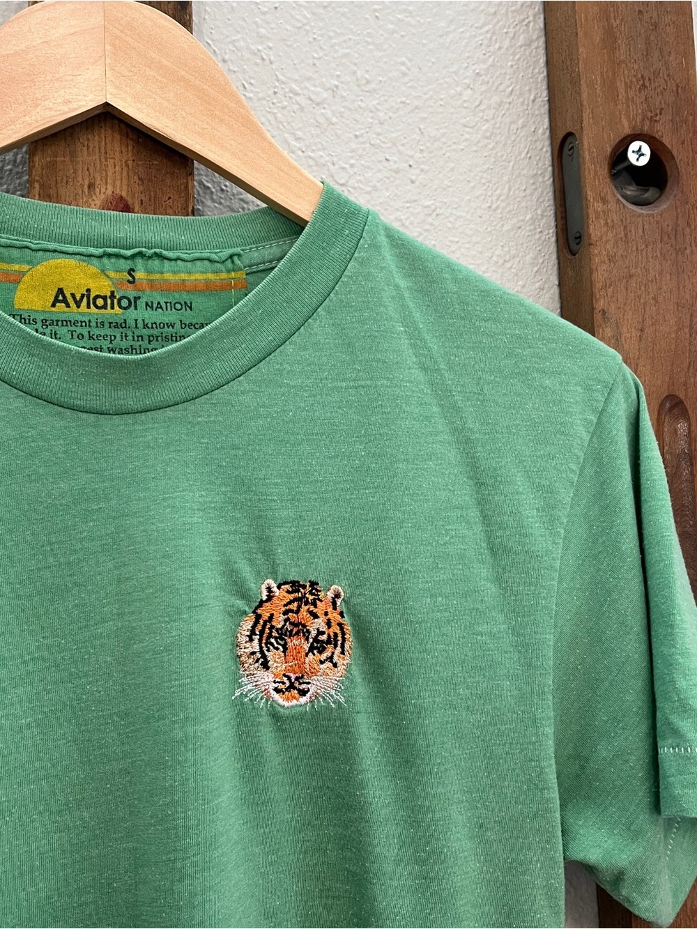 Aviator Nation Short Sleeve Crew Boyfriend Tee Tiger Patch Kelly Green Small - Picture 2 of 8